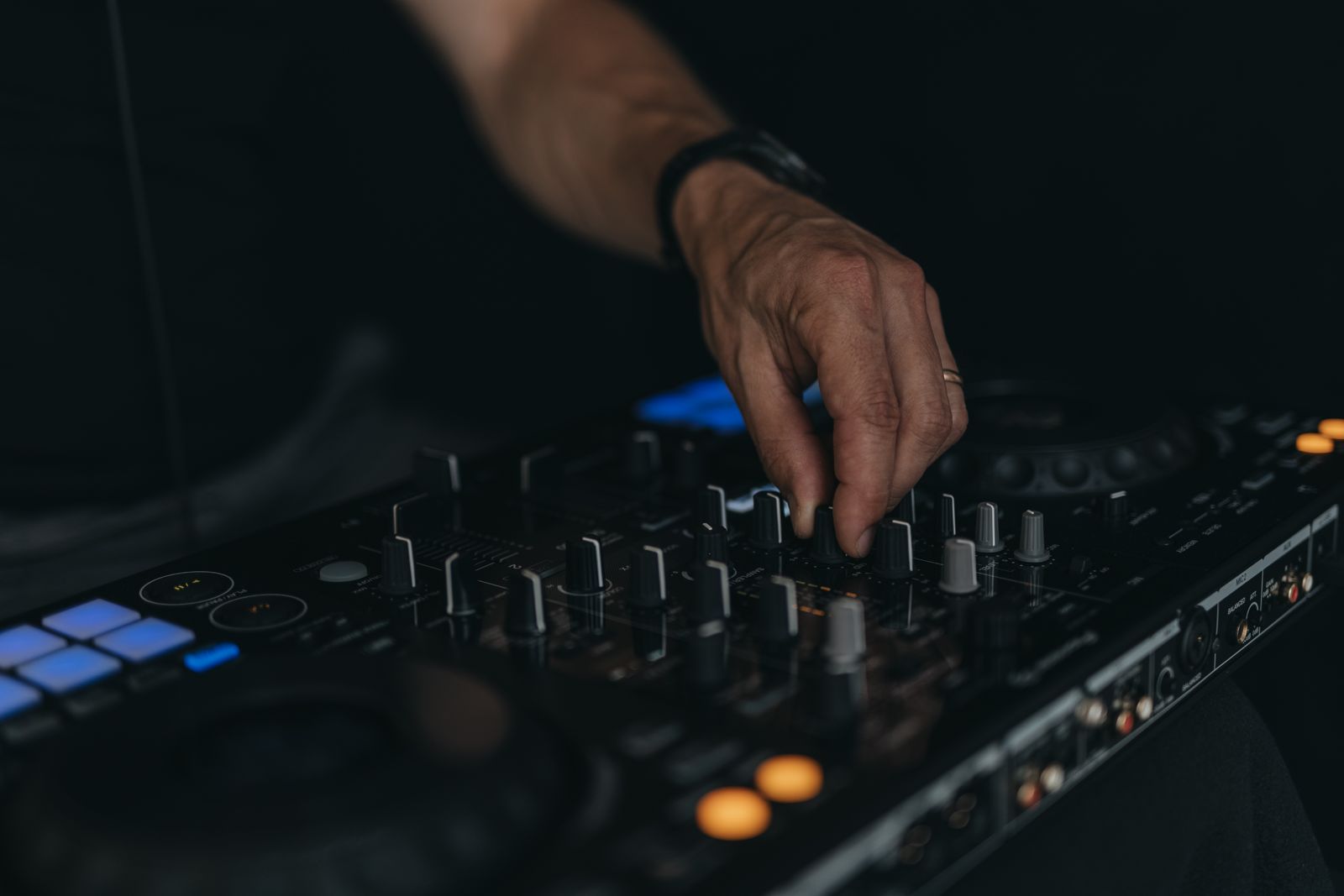 DJ MUMI am DJ-Pult